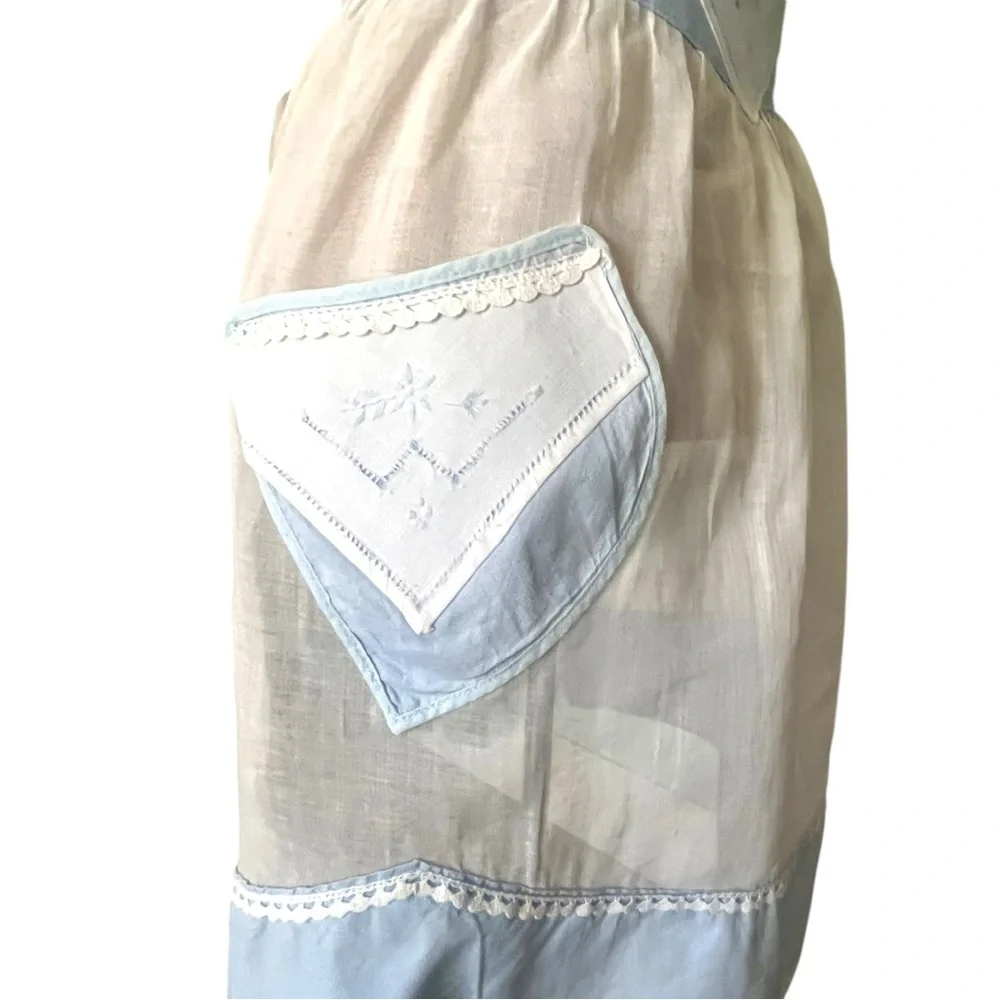 Vintage 1950s Womens Apron Elegant Blue White Floral Farmhouse Cottagecore